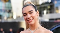 Kedatangan Dua Lipa membuat semua mata tertuju padanya. Foto: Getty Images