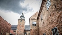Akershus Fortress. Salah satu ikon Frozen adalah kastil Arandelle, tempat tinggal Elsa dan Anna. Desain kastilnya terinspirasi Akershus Fortress di Oslo, Norwegia. Akershus punya desain interior dan eksterior yang mirip dengan Arandelle dari kayu dan pola bata dinding kastil (Foto: iStock)
