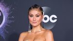 Gaya Agnez Mo di Red Carpet AMAs 2019