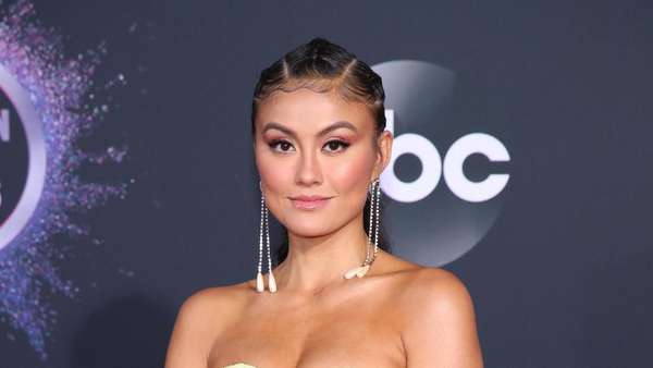 Gaya Agnez Mo di Red Carpet AMAs 2019 Gaya Agnez Mo di Red Carpet AMAs 2019