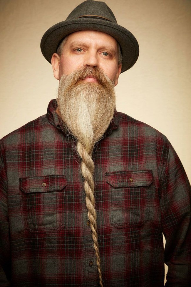 Bukan cuma rambut, jenggot ternyata juga bisa dikepang. (Foto: Greg Anderson via BoredPanda)