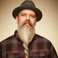 Bukan cuma rambut, jenggot ternyata juga bisa dikepang. (Foto: Greg Anderson via BoredPanda)