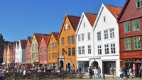 Bryggen. Arandelle digambarkan sebagai kota yang ramai dengan aktivitas perdagangan. Hal ini terinspirasi dari pusat perdagangan tua Bryggen yang terletak di Bergen, Norwegia. Karena menyimpan sejarah Norwegia, tempat ini dinobatkan sebagai situs sejarah UNESCO.  Hingga saat ini, Bryggen masih dijadikan lokasi perkantoran, pertokoan, dan restoran (Foto: iStock)