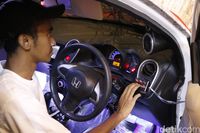 Alfayed memainkan klakson telolet di mobilnya, mirip bus ya?
