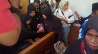 Jemaah yang hadir di ruang didominasi oleh perempuan. Mereka ada yang menangis, bahkan ada yang sampai pingsan karena kecewa dengan putusan hakim. Tolong, ada yang pingsan, ya Allah, teriak salah satu jemaah. 