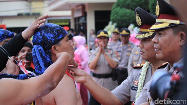 Serah Terima Jabatan Kapolres Bandung Disambut Atraksi Debus