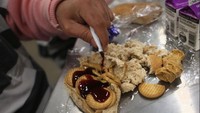 Beralih ke Phoenix, penjara Maricopa County Tent City Jail, menyajikan roti, biskuit, dan selai sebagai menu sarapan para napi di pagi hari. Foto: John Moore/Getty Images