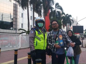 Polisi Tegur Pengguna Skuter Listrik di Luar Kawasan Monas-GBK