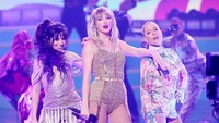 Kemudian ia pun melanjutkan penampilannya dengan mengajak Camilla Cabello dan Halsey. JC Olivera/Getty Images