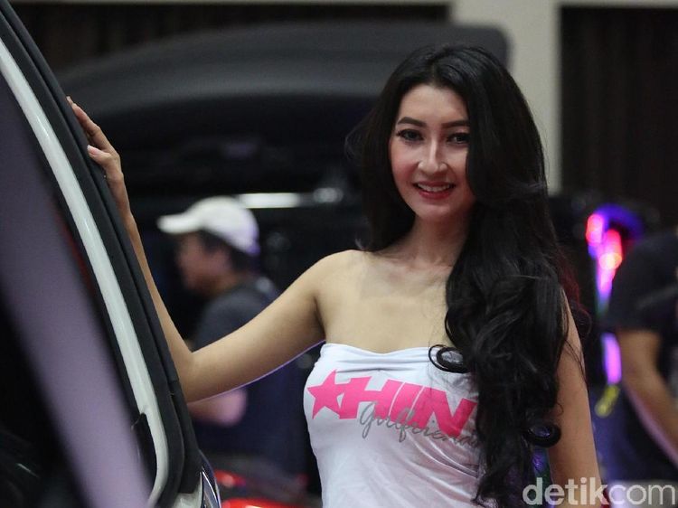 Deretan Gadis Seksi Panaskan Pesta Modifikasi