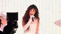 Camila Cabello saat tampil di AMAs 2019 di California, AS pada Minggu (24/11) waktu setempat. Kevin Winter/Getty Images for dcp