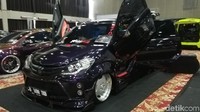 Modifikasi cukup ekstrem dari konsepnya elegant extreme. Basic-nya mobil Daihatsu Xenia tahun 2010. Saya modifikasinya enam bulan. Dari wide body, moonroof, audio custom, pintu ke samping itu enam bulan pengerjaannya, ungkap Roy. Foto: Rizki Pratama