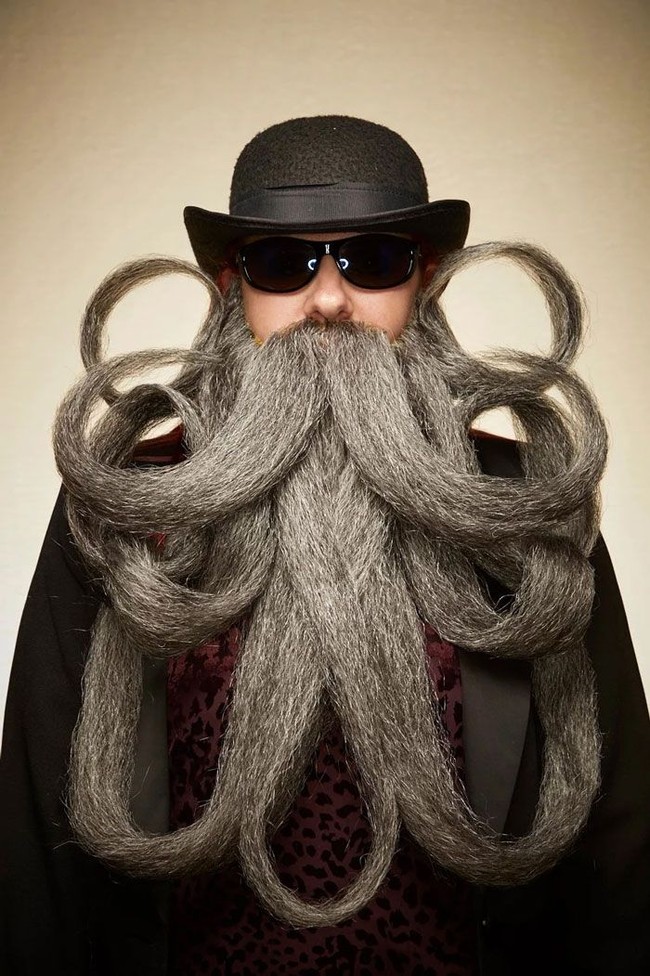 2019 National Beard and Mustache Championships melombakan para pria dengan kumis dan jenggot berbentuk out of the box. Pemenangnya belum diumumkan, namun fotografer Greg Anderson mengabadikan keunikan aksesori andalan para finalis. (Foto: Greg Anderson via BoredPanda)