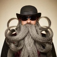 2019 National Beard and Mustache Championships melombakan para pria dengan kumis dan jenggot berbentuk out of the box. Pemenangnya belum diumumkan, namun fotografer Greg Anderson mengabadikan keunikan aksesori andalan para finalis. (Foto: Greg Anderson via BoredPanda)