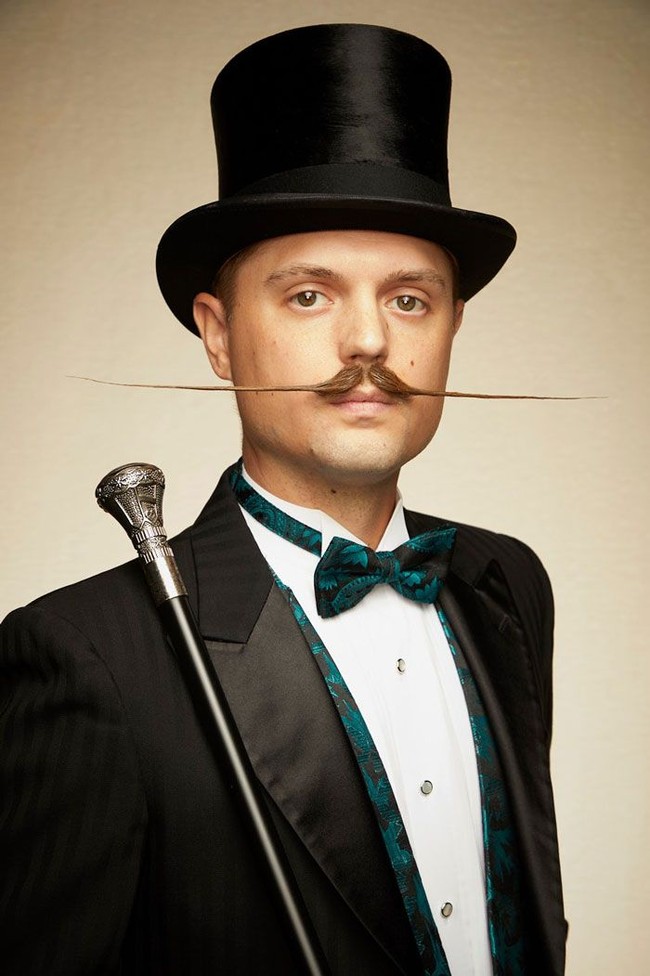 Kontestan ini memiliki kumis tipis yang ditata dengan gaya horisontal lurus. Kok bisa ya? (Foto: Greg Anderson via BoredPanda)