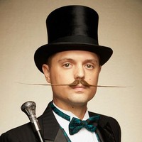 Kontestan ini memiliki kumis tipis yang ditata dengan gaya horisontal lurus. Kok bisa ya? (Foto: Greg Anderson via BoredPanda)