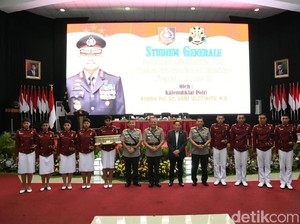 Putra Kapolri dan 9 Taruna Akpol Terbaik Raih Penghargaan dari Kalemdiklat