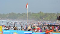 Perahu nelayan kini dipindah ke dermaga Pangandaran. Sementara perahu yang boleh bersandar di pantai barat, hanya perahu wisata yang mengangkut wisatawan ke pantai pasir putih. (Faizal Amiruddin/detikcom)