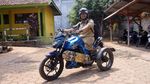 Kegigihan Mohamat Hikmat Menjadi Guru di Tengah Keterbatasan