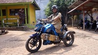 Untuk memudahkan aksesnya menuju sekolah, Hikmat pun memodifikasi kendaraan motornya agar lebih nyaman untuk digunakan.