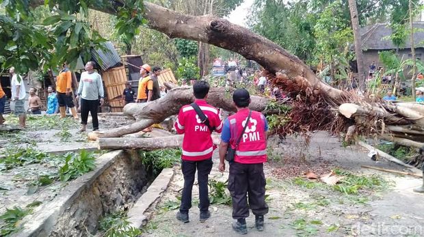 Hujan Disertai Angin Kencang Rusak Puluhan Rumah di Sragen