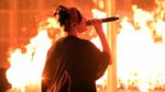 Billie Eilish di AMAs: Baju Anti-Lebah, Bakar Panggung dan Bawa Piala