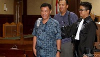 Sementara Sri Wahyumi dituntut 7 tahun penjara dan denda Rp 500 juta subsider 6 bulan kurungan oleh jaksa KPK.