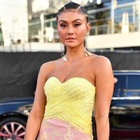 Agnez Mo menebar pesonanya dengan gaun kuning lace yang menerawang dari Blumarine koleksi Spring-Summer 2020. Belum ada info seputar harga gaun tersebut karena baru dirilis tahun depan. Namun, Blumarine menjual gaunnya di kisaran harga 3.000 euro atau sekitar Rp 46 juta ke atas. (Foto: Emma McIntyre/Getty Images for dcp)