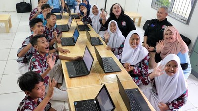 Cerianya Siswa Sekolah Rakyat Ancol Terima Bantuan Laptop