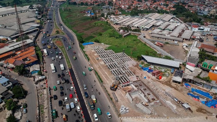 Pembangunan jalan layang Tol Cisumdawu terus dilakukan. Kementerian PUPR pun menargetkan tol ini dapat beroperasi akhir 2020 mendatang.