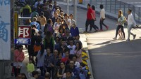 Pemerintah menyebut, hampir sepertiga dari 4,13 juta warga yang terdaftar telah memberikan suara mereka dalam waktu lima jam sejak pemungutan suara dimulai. Angka ini dua kali lipat lebih tinggi ketimbang pemilihan terakhir pada 2015. AP Photo/Ng Han Guan.