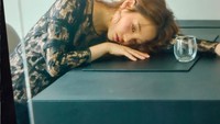 Pose murungnya dengan gelas bekas minuman ini membuat netizen menduga-duga bahwa Goo Hara meninggal dengan cara bunuh diri karena depresi.  Foto: Instagram @Koohara__