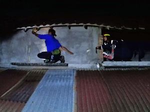 Begini Cara Damkar Sukoharjo Tangani Sarang Tawon Vespa