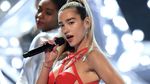 Bikin Heboh! Ini Momen Dua Lipa Cium Anwar Hadid di AMAs 2019