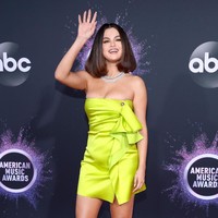 Selena Gomez mengatakan tidak suka ketika pria melihatnya hanya dari penampilan atau yang terlihat di luar. Aku ingin seseorang mencintaiku apa adanya. Itu yang terpenting buatku. Aku ingin hubunganku selanjutnya serius. Tidak mau ada ketergantungan atau kurang komunikasi, tandasnya. Foto: Rich Fury/Getty Images