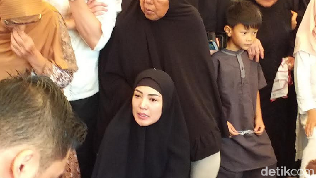 Sesal Nindy Tak Bisa 'Ada' di Akhir-akhir Hidup Sang Ayah