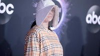 Banyak yang kagum ada juga yang membuat lelucon tentang penampilan Billie. Rich Fury/Getty Images