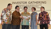 President Director PT Indonesia Infrastructure Finance (IIF) Reynaldi Hermansjah bersama dengan jajaran direksi I Made Wiracita Tantra, Harold Tjiptadjaja, Hilda Savitri dan Direktur Trimegah Securities David Agus selaku Koordinator Joint Lead Underwriter (JLU) disela acara Penawaran Umum Berkelanjutan Obligasi Berkelanjutan I PT Indonesia Infrastructure Finance Tahap I Tahun 2019 di Jakarta, Senin (25/11/2019). Foto: dok. IIF