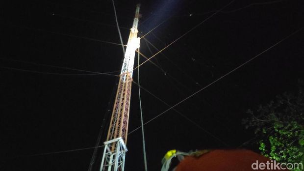 Seorang pekerja tower stasiun radio di Maros, Sulsel, terjebak karena terlilit tali sling. 