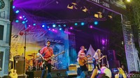 Tampil dengan ciri khas musik ala tahun 70-an, grup band Naif memukau pengunjung yang hadir di Festival Avanza-Veloz Sebangsa di Mall Summarecon Bekasi.