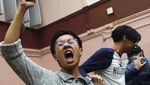 Sorak Sorai Warga Hong Kong Rayakan Kemenangan Partai Pro-Demokrasi