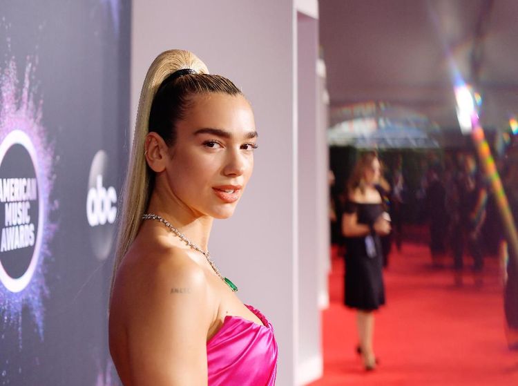 A Lady In Pink! Dua Lipa Memesona di Red Carpet AMAs 2019