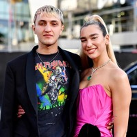 4. Dua Lipa dan Anwar HadidTernyata pasagan penyanyi dan model ini juga pertama kali berkenalan lewat DM. Anwar menghubungi wanita asal Inggris tersebut dari Instagram sebelum akhirnya mereka dekat dan berpacaran. Foto: Emma McIntyre/Getty Images for dcp