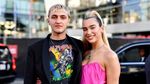 Bikin Heboh! Ini Momen Dua Lipa Cium Anwar Hadid di AMAs 2019