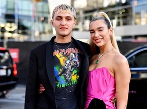 Dua Lipa Ngaku Kepincut Anwar Hadid Lewat DM Instagram