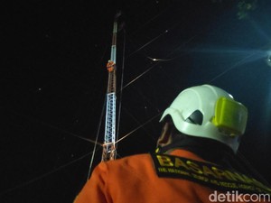 Pekerja Tower di Maros Sulsel Terlilit Tali, Terjebak di Menara 55 Meter