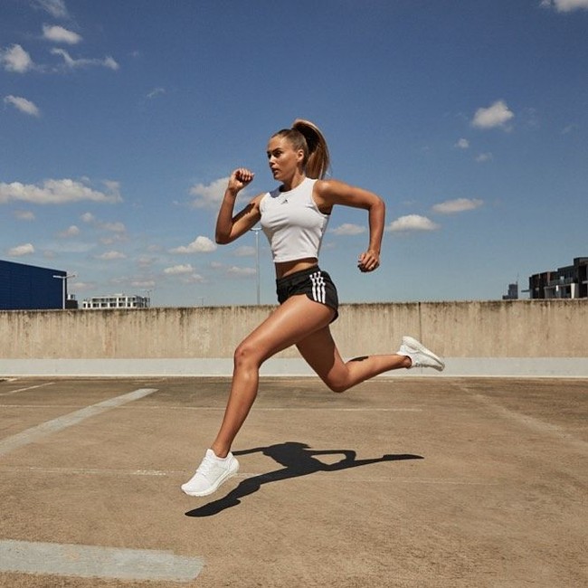 Tak hanya itu, Steph juga memilih kenyamanan dengan mengenakan sneakers putih di hari pernikahannya. Foto: instagram @stephclairesmith