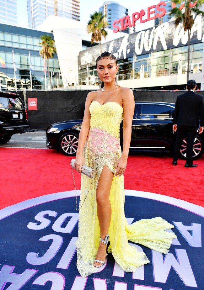 Agnez Mo tengah menjadi perbincangan hangat menyusul pernyataannya bahwa dia tidak memiliki darah Indonesia saat diwawancarai media Amerika Serikat. Sebelum viral, Agnez Mo sempat muncul di American Music Awards 2019, Minggu (24/11/2019). (Foto: Emma McIntyre/Getty Images for dcp)