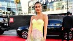 Gaya Agnez Mo di Red Carpet AMAs 2019