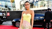 Agnez tampil menawan dan seksi dengan gaun kuning berbelahan. Emma McIntyre/Getty Images for dcp